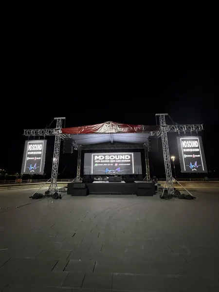 Gece etkinliğinde ışıklandırılmış sahne ve LED ekran