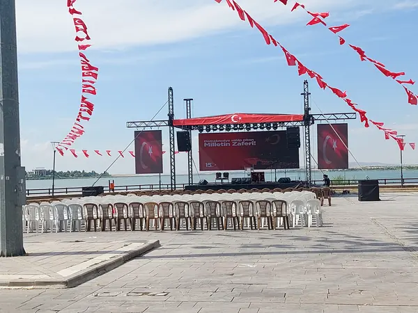Göl kenarında açık hava sahnesi ve LED ekran kurulumu