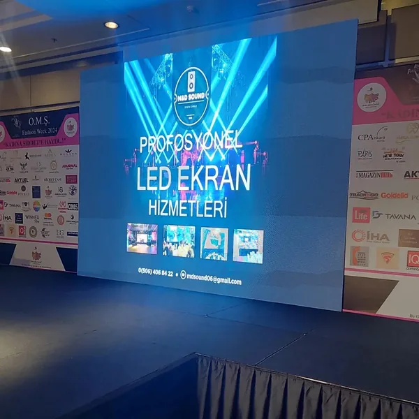 Fuar standında dikey LED ekran